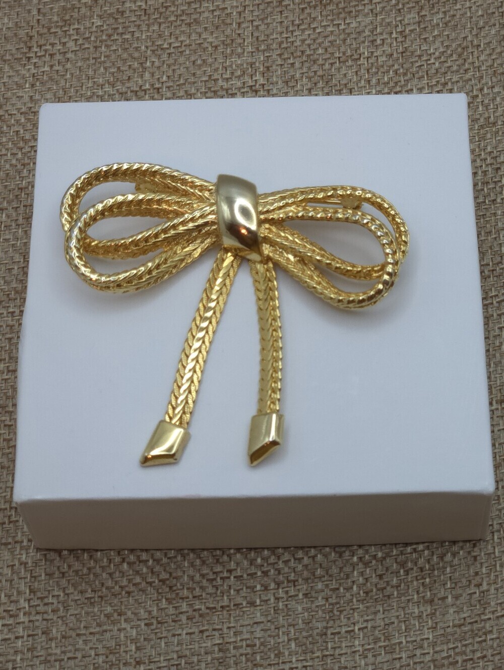 Vintage Gold Tone Bow Brooch - Picture 9 of 17